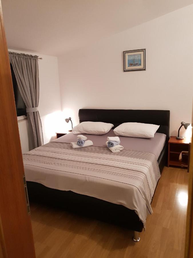 Mali Lovre * Poljica (Trogir)