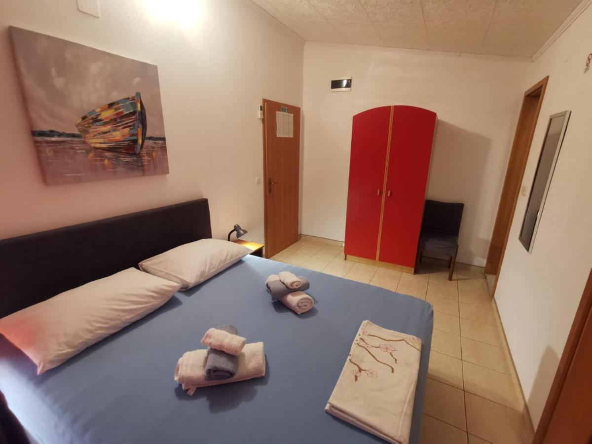 Mali Lovre Apartment *