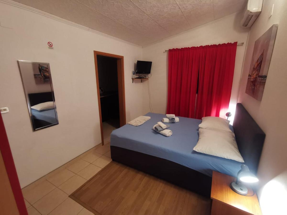 Mali Lovre * Poljica (Trogir)